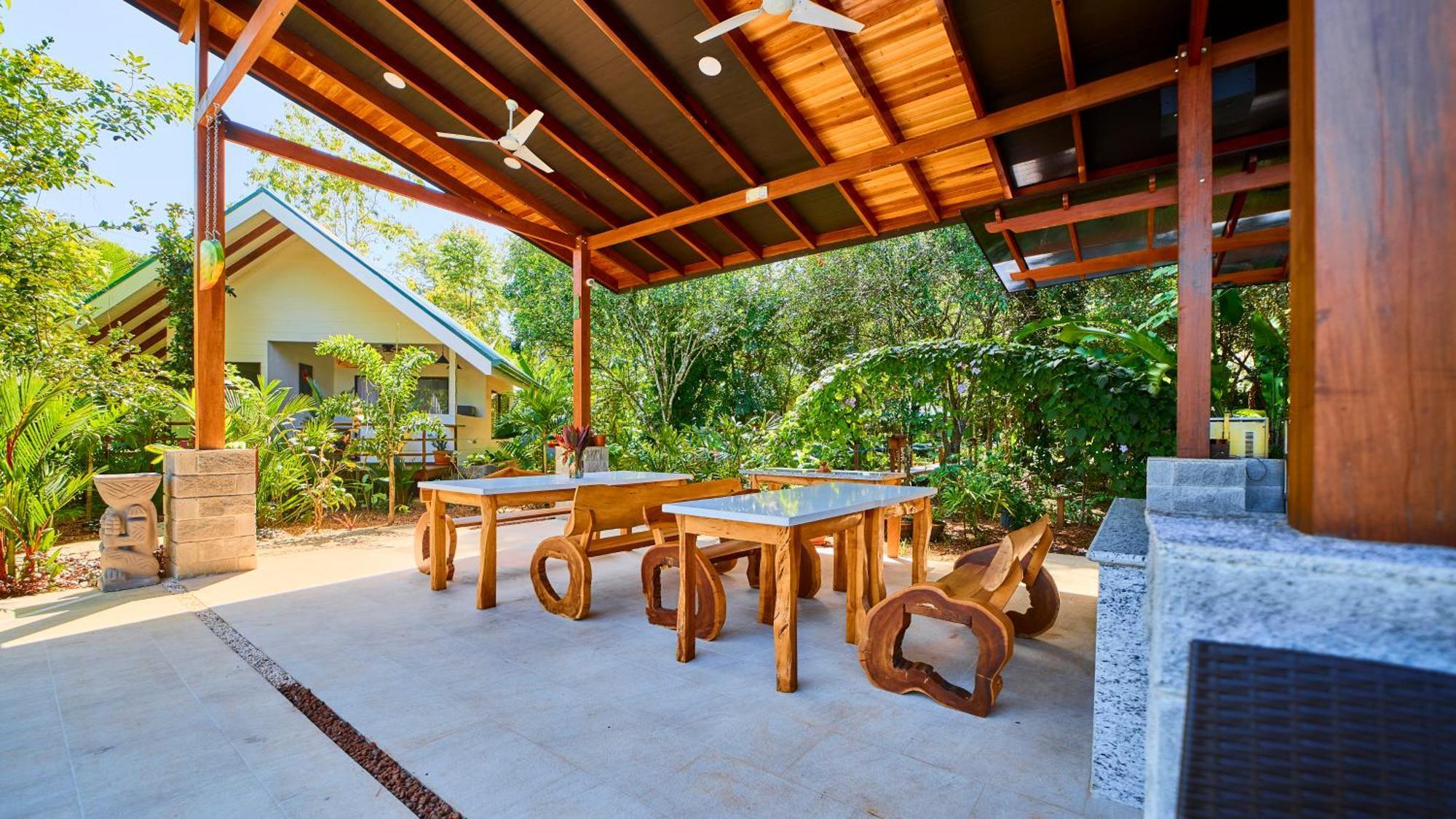 Casa Coki - Modern Pool Steps From The Puerto Viejo de Talamanca