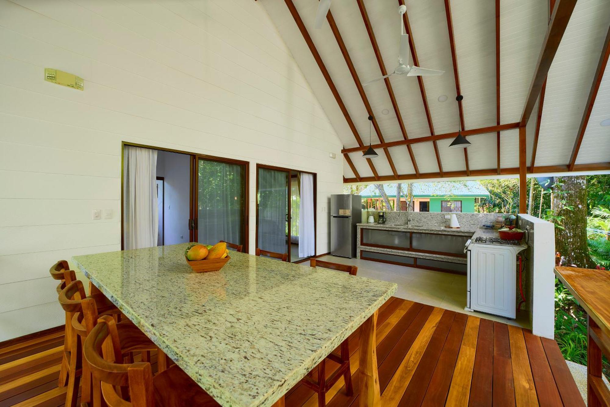 Casa Coki - Modern Pool Steps From The